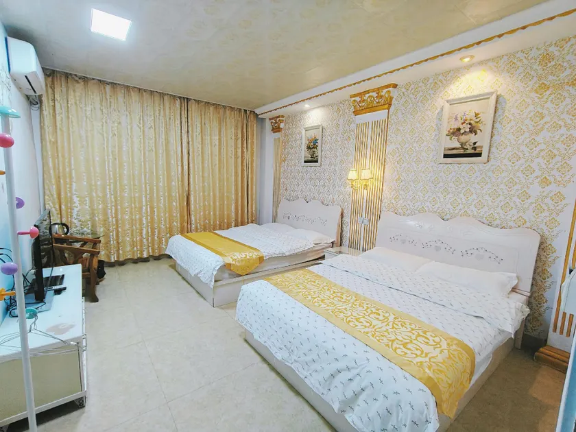 Roman Holiday Theme Hotel (Danxia Mountain Scenic Area Branch) - Image 1