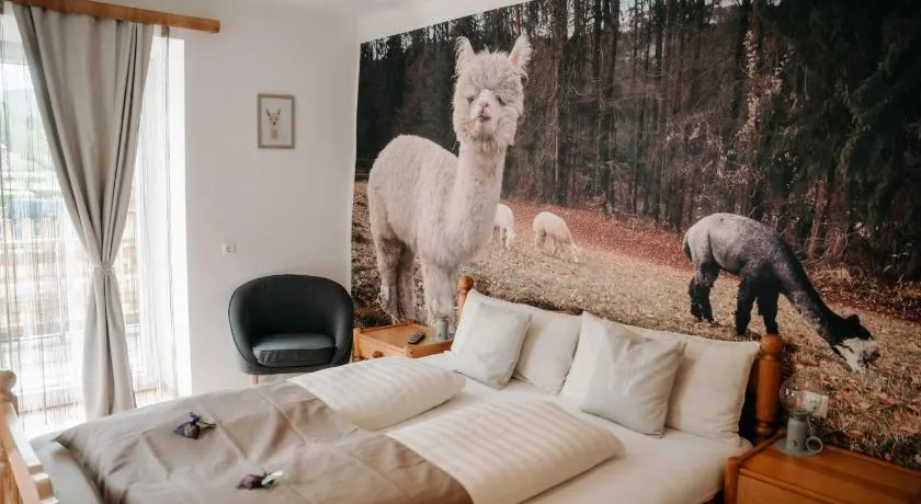 Alpakas Lamas und Rentiere zum Grünen See - Image 1
