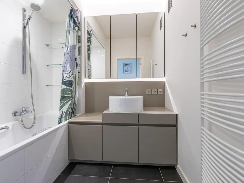Spacious apartment on the seafront - Image 1