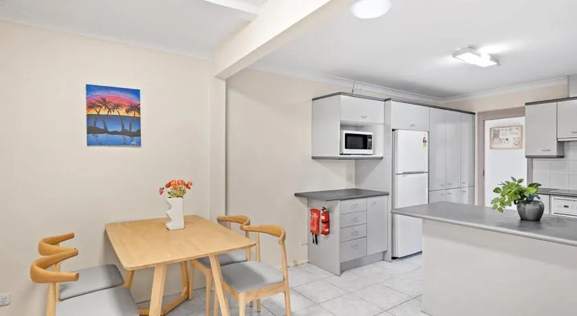 Affordable No-Frills Queen Room in Pymble - Shared Bathroom - Image 1