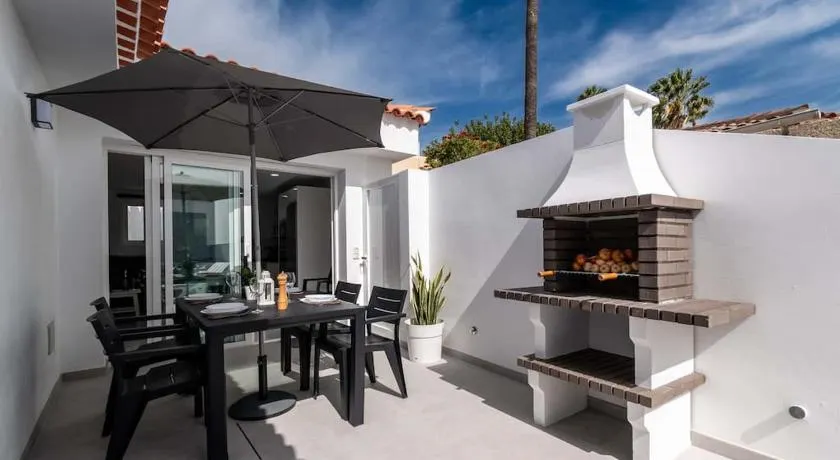 Bungalow con piscina comunitaria y terraza privada - Image 1