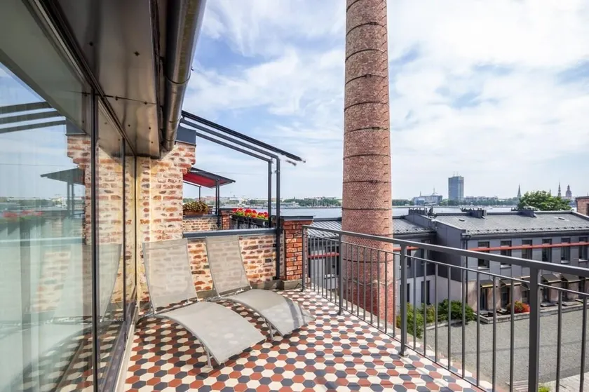 Historic 4 Floor Townhouse - Terrace - King Bed - Image 1