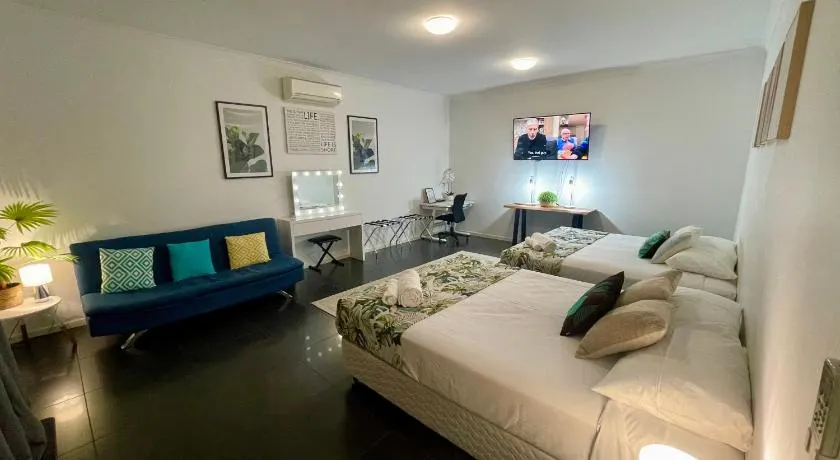 Private unit in Whitehaven Crescent - Image 1