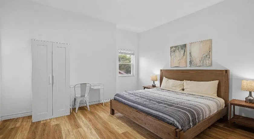Bloomfield, Shadyside !A Modern and Bright Private Bedroom with Shared Bathroom - Image 1