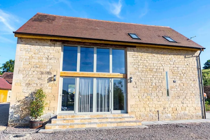 English barn conversion at idyllic Cotwolds Farm - Image 1