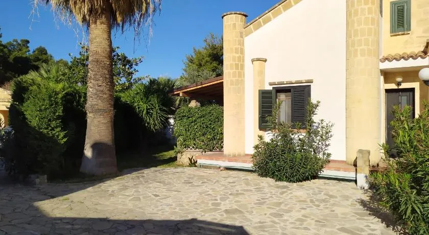 Villa con giardino sul lungomare - Image 1