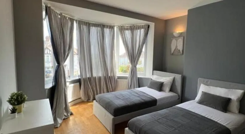 Stunning House 15 min from Wembley arena - Image 1