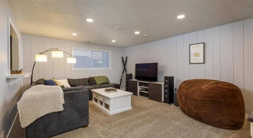 Private Apartment Near Canyons | King Bed + Full Kitchen + BBQ - Image 1