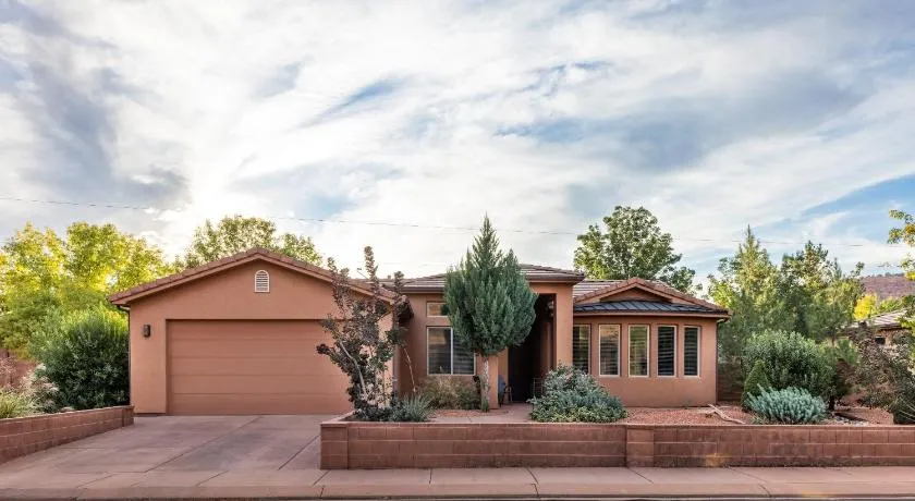 Luxury 3BR in Upscale Neighborhood Pet Friendly - Image 1