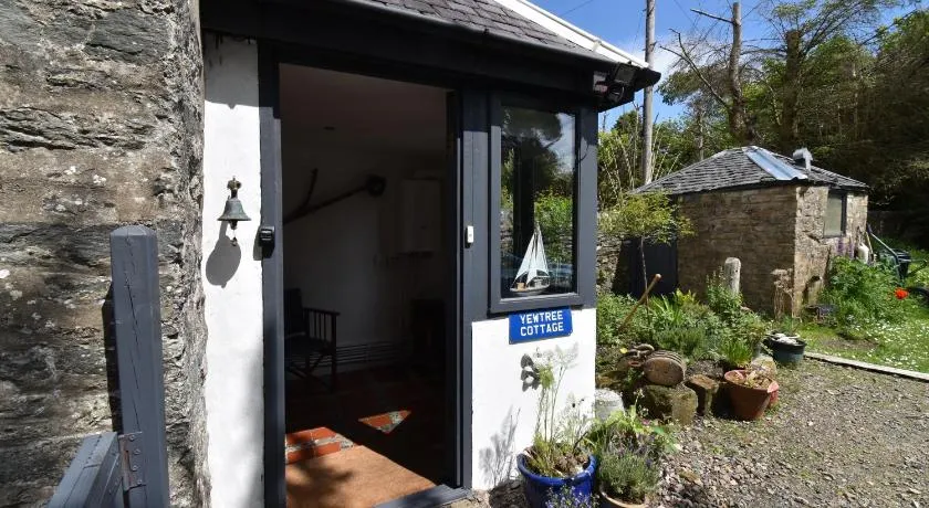Yewtree Cottage-The Art House - Image 1