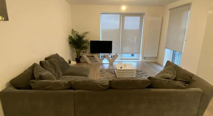 East London - 2 bed Apartment with Parking - Image 1