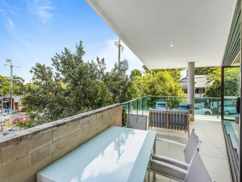 Spacious and Superb 3-bed Apartment - Image 1