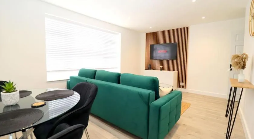 Luxury Apartment 5 mins to Luton Airport Sleeps 4 - Image 1