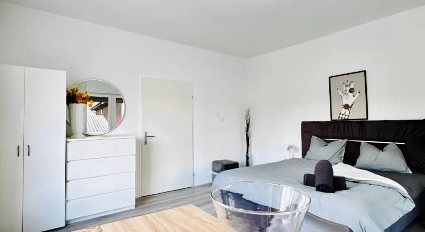 Cozy 2BR Apt & LR with Balcony Near Museum Gugging - Image 1