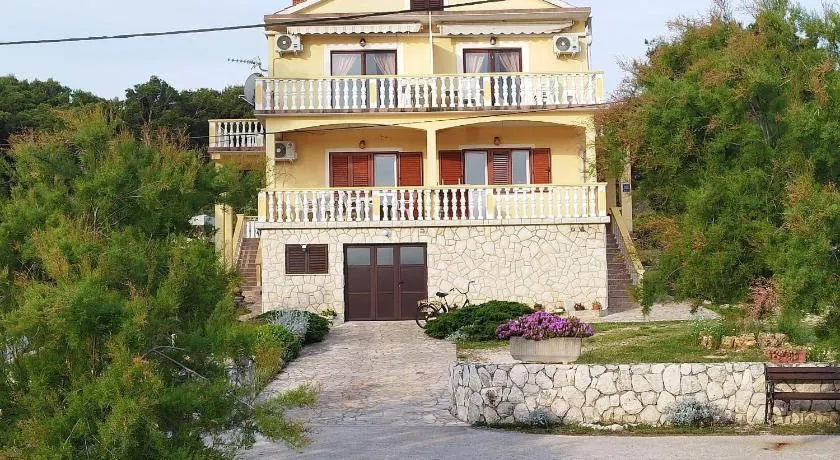 Apartments Grbac Veli Rat-Seaside - Image 1