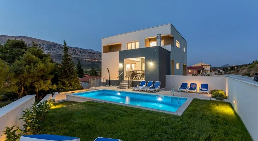 Luxe villa with pool, jacuzzi, and sauna - Image 1