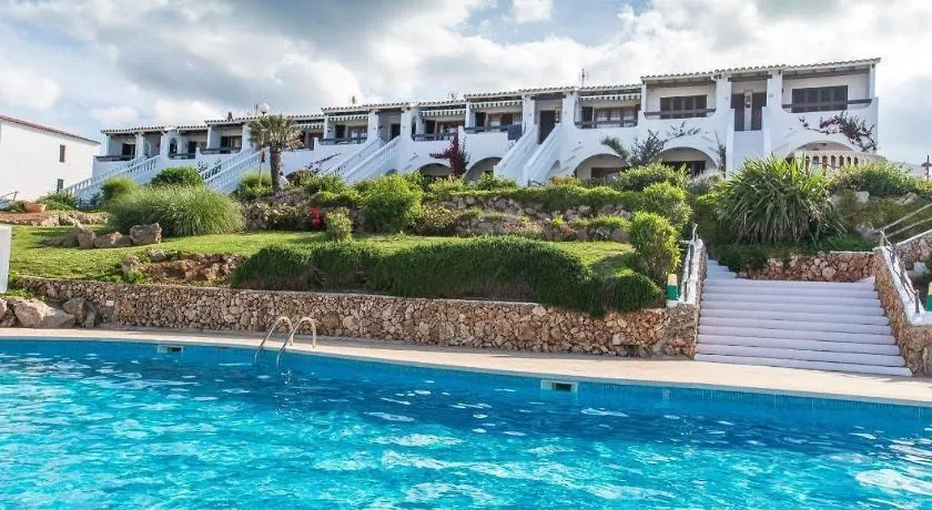 Lovely hideaway with pool and white sand beach - Image 1