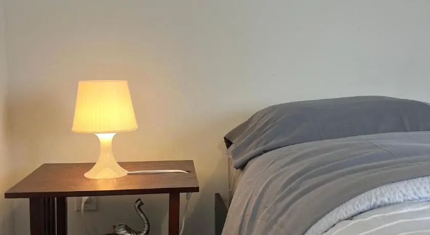 Spacious and Cozy Private Room in a Family Home- 2MIN to highway 15MIN to Niagara Falls& US Border - Image 1