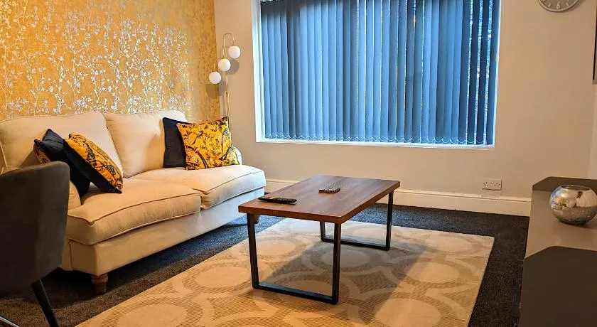 Racecourse Apartment - Image 1