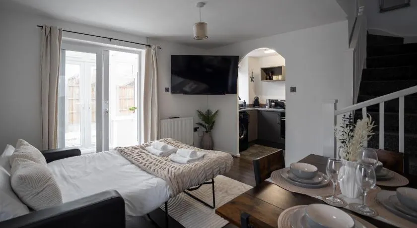 Comfortable Home Near Supermarket with Parking & Garden - Image 1