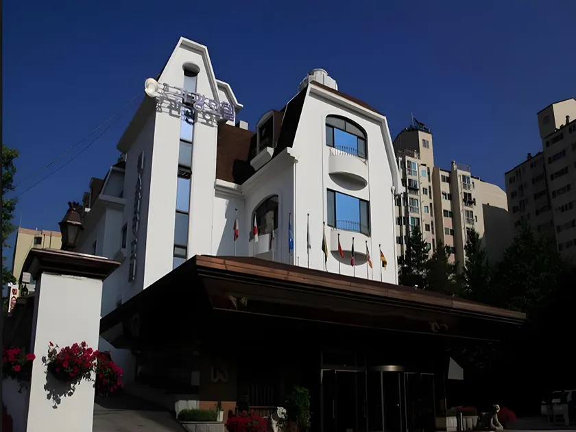 Donghwa Kims Hotel - Image 1