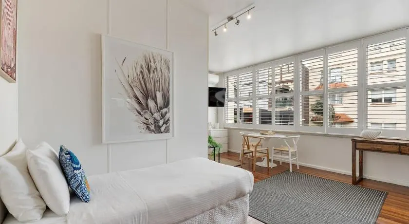 Bay Court III - Spacious Studio near Hayes Beach - Image 1