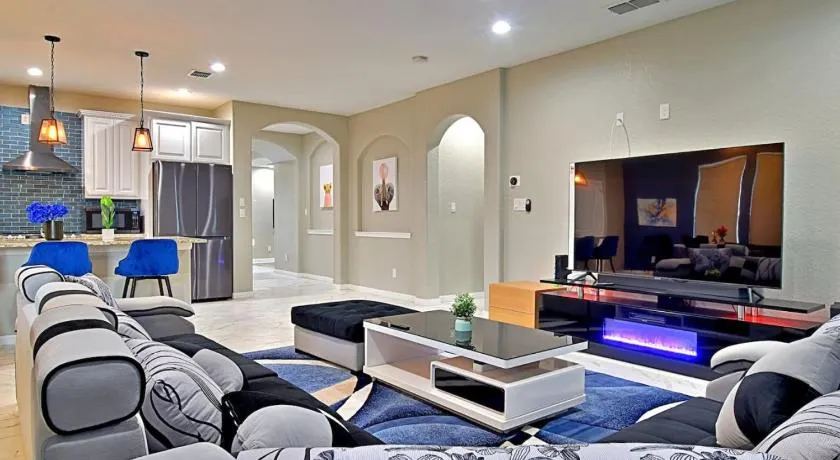 Stunning 6 Bedroom Near Downtown - Image 1
