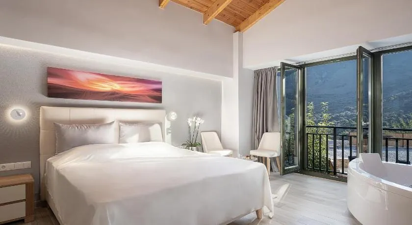Luxury love nest with hot tub & heated pool - Image 1