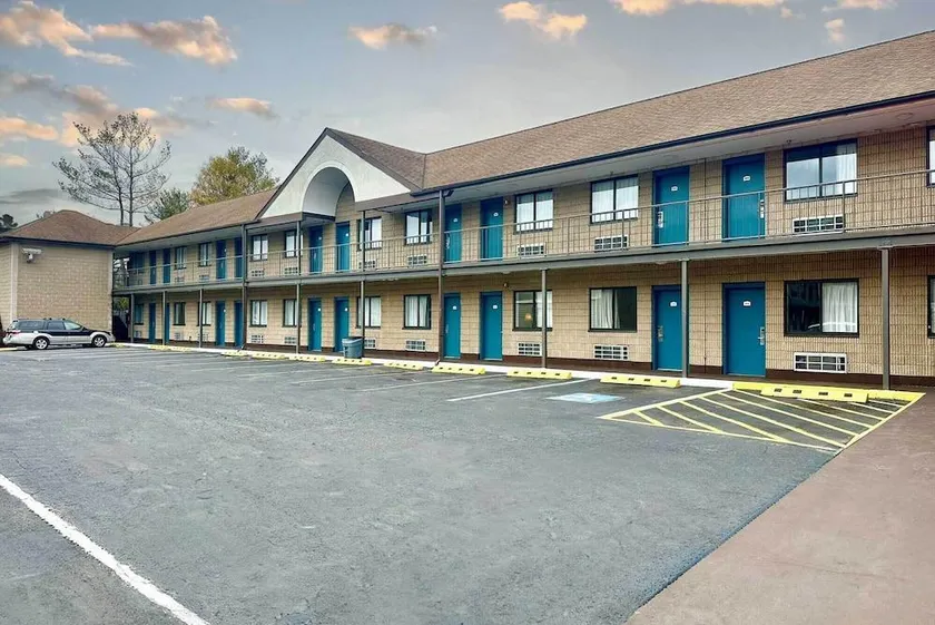 Econo Lodge - Image 1