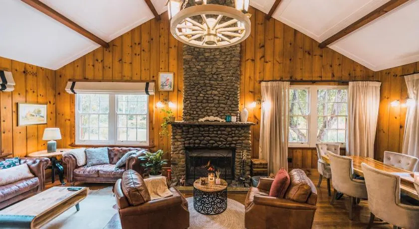 Heritage Log Cabin and Garden w Outdoor Hot Tub - Image 1