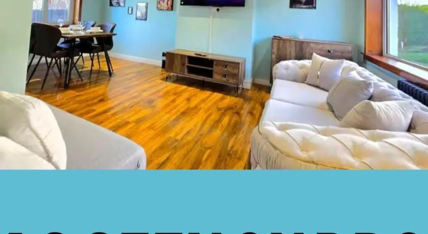 Super luxury 2 bedroom, full house sleep 5 with garden & parking close to airport - Image 1