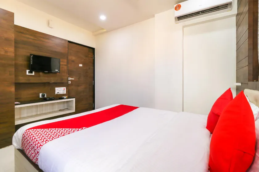 OYO 68826  R K Lodging And Amrut Restaurant - Image 1