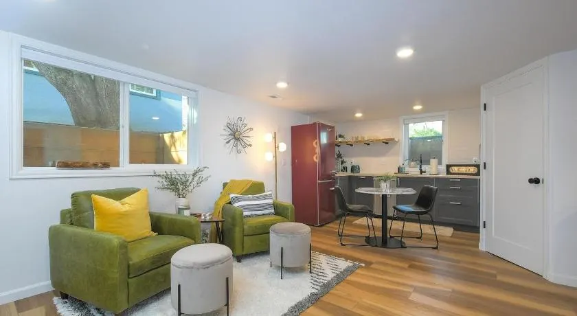 Bright & Modern Basement Apartment DT N'hood - Image 1