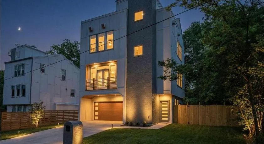 Lux East Nash-Hot Tub & Rooftop Patio - Image 1