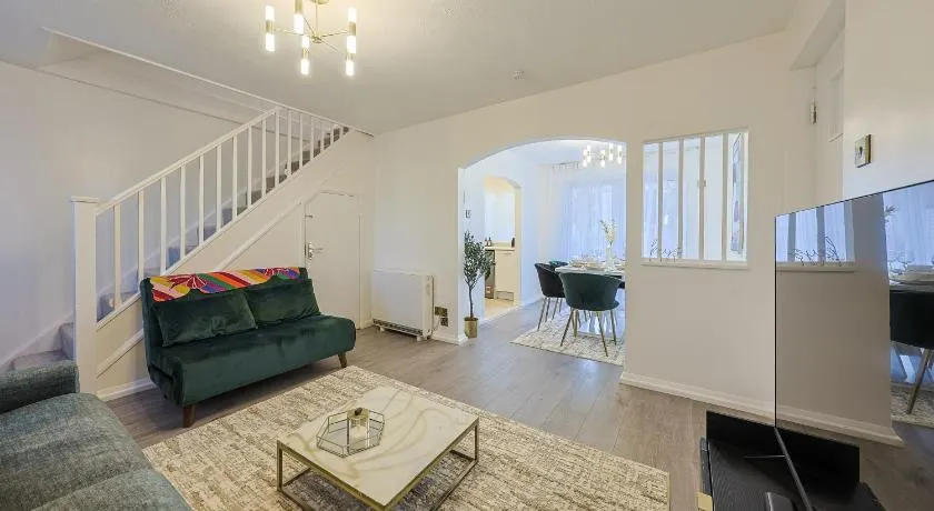 Luxury Heathrow House Garden Lounge 3Bed - Image 1