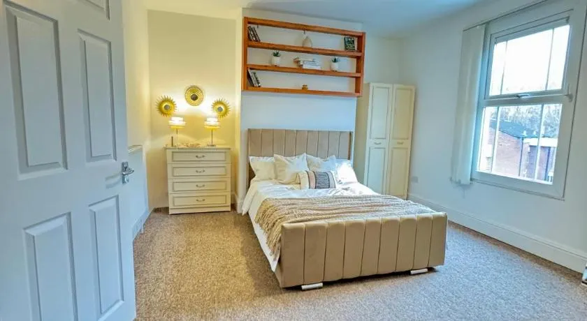 Double Bedroom in Birmingham Near City Center - Image 1