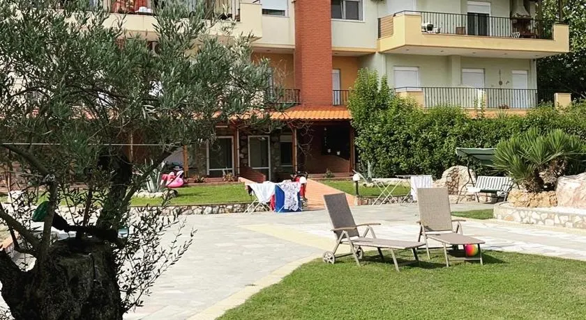 Makis Nest Apart-Hotel - Image 1