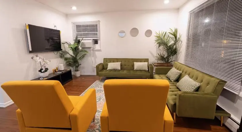 Two Bedroom house in Skokie with full kitchen and parking - Image 1