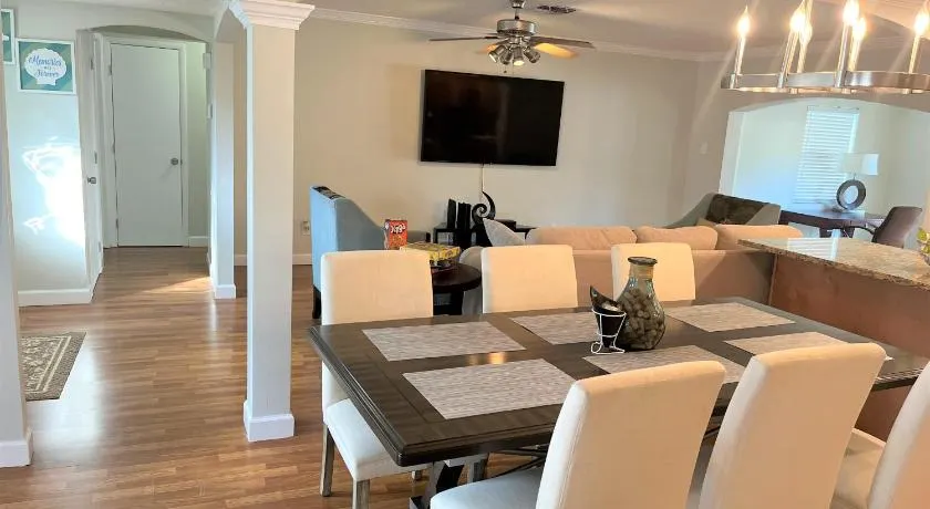 Cheerful 3 Bedroom Home mins from Clearwater Beach - Image 1