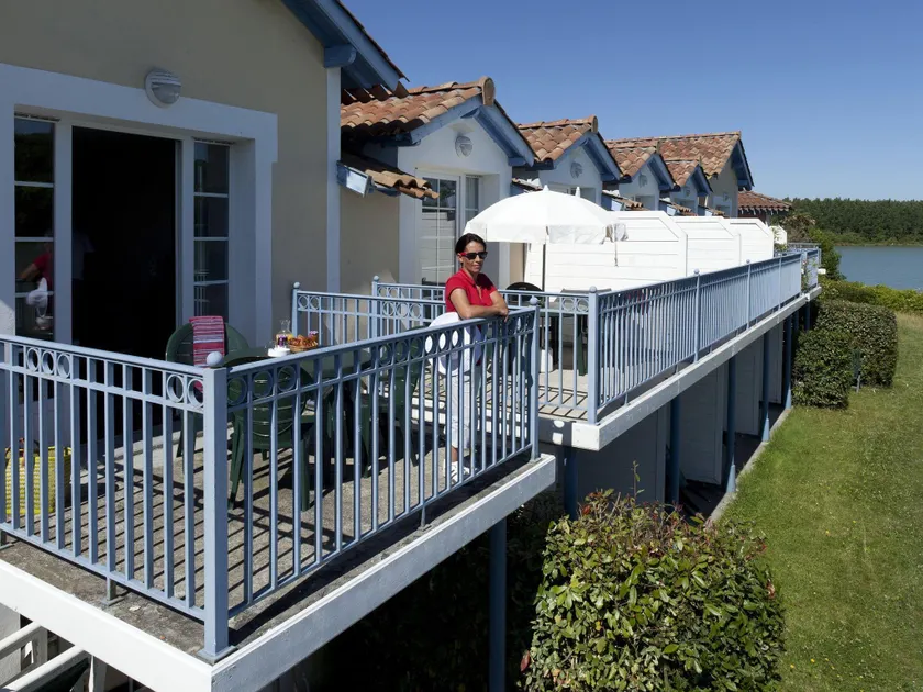 Situated in a landscaped park of a little less than .... - Image 1