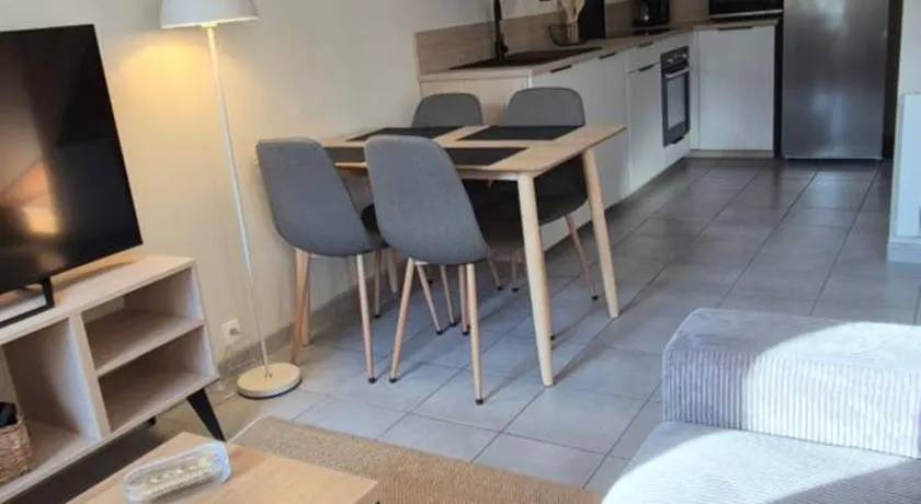 Maison rénovée avec stationnement privatif - Image 1