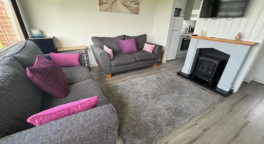 319, Two bed newly refurbished chalet on Sund0wner Holiday Park - Sleeps 5, pet friendly - Includes electricity, bed linen and towels - Entertainment options close by - Image 1