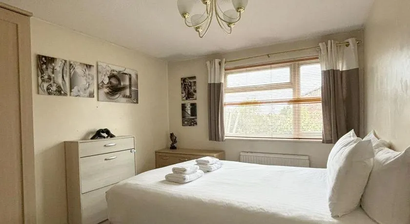 Spacious House nr Cambridge with Parking & Garden - Image 1