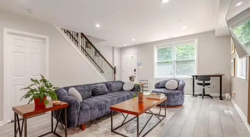 Townhouse with 2 Private Rooms in Shared Home with Host - Image 1