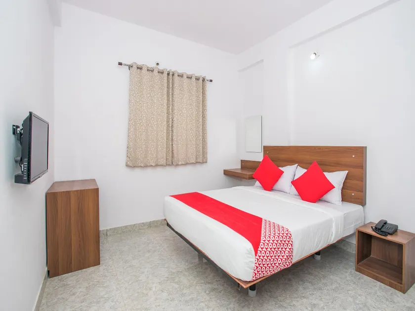 Super Hotel O Varcity Comforts Near St. John Medical College - Image 1