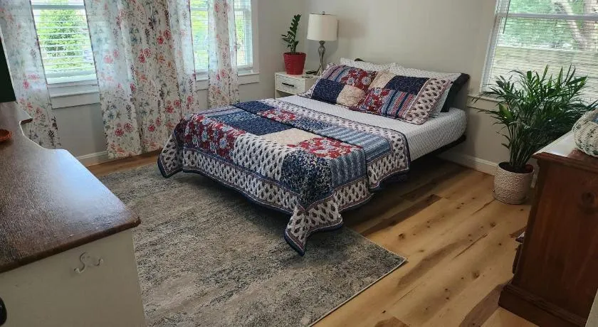 Bright and Cozy room in a Charming Homestay!! - Image 1