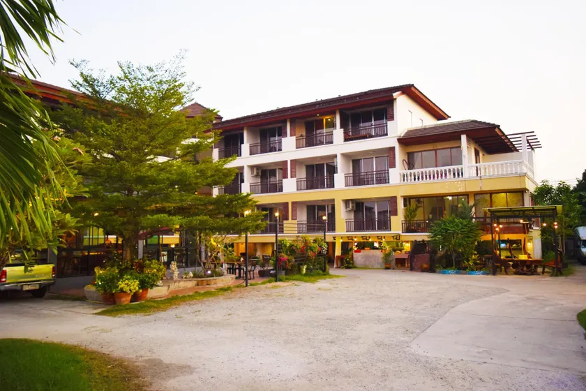 Nantharom Hotel and Restaurant - Image 1