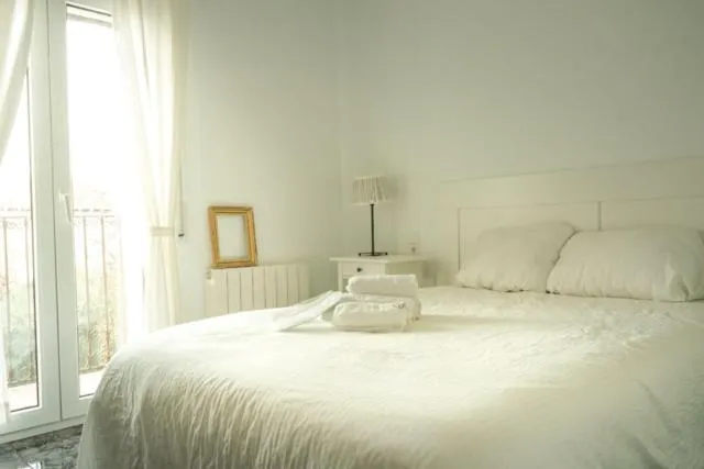 Habitación doble con Balcón - Casa rural compartida - Coliving - Image 1