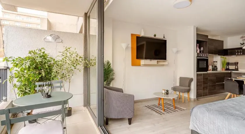Departamento Suite moderno con ubicación privilegiada en el centro de Santiago, cercano a Palacio De La Moneda y lugares turísticos de la ciudad CON AIRE ACONDICIONADO - Image 1