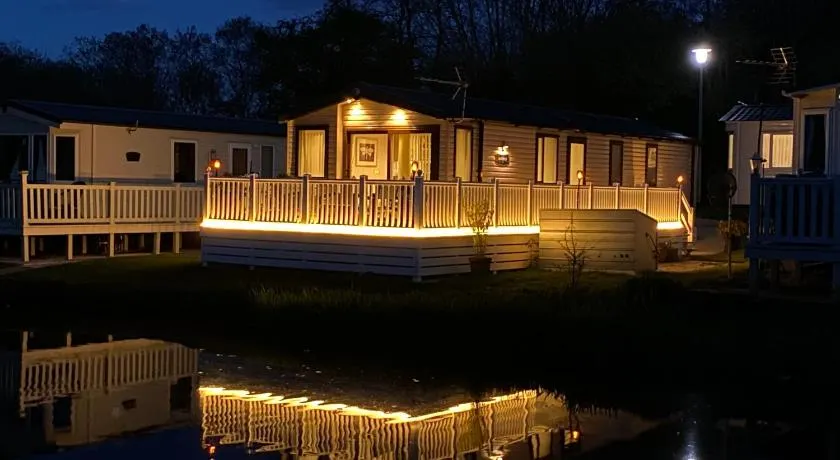 Auroras Dream Lodge - Hoburne Cotswolds Holiday Park - Image 1
